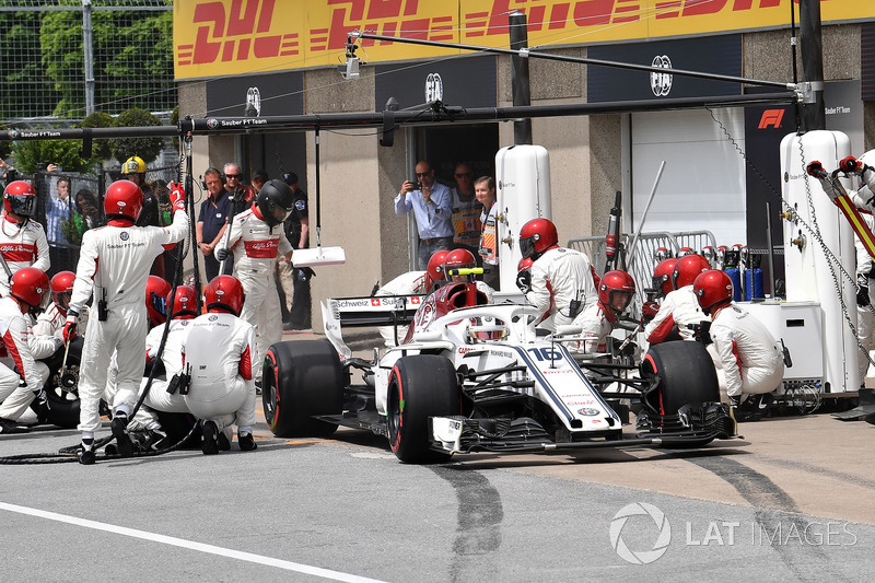 Charles Leclerc, Sauber C37 au stand