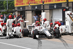 Charles Leclerc, Sauber C37 au stand