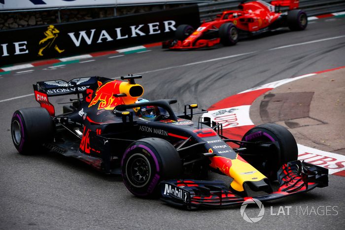 Daniel Ricciardo, Red Bull Racing RB14, leads Sebastian Vettel, Ferrari SF71H
