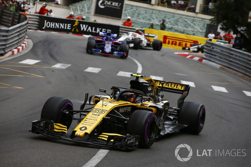 Carlos Sainz Jr., Renault Sport F1 Team R.S. 18, delante de Brendon Hartley, Toro Rosso STR13, y Charles Leclerc, Sauber C37