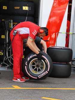 Инженеры Ferrari и Pirelli