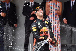 Winnaar Daniel Ricciardo, Red Bull Racing viert feest met champagne op het podium