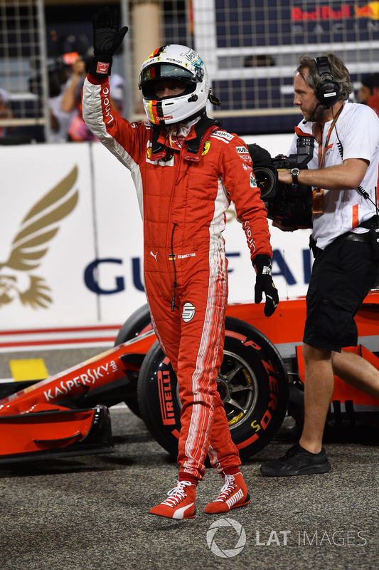 Il poleman Sebastian Vettel, Ferrari SF71H festeggia nel parco chiuso