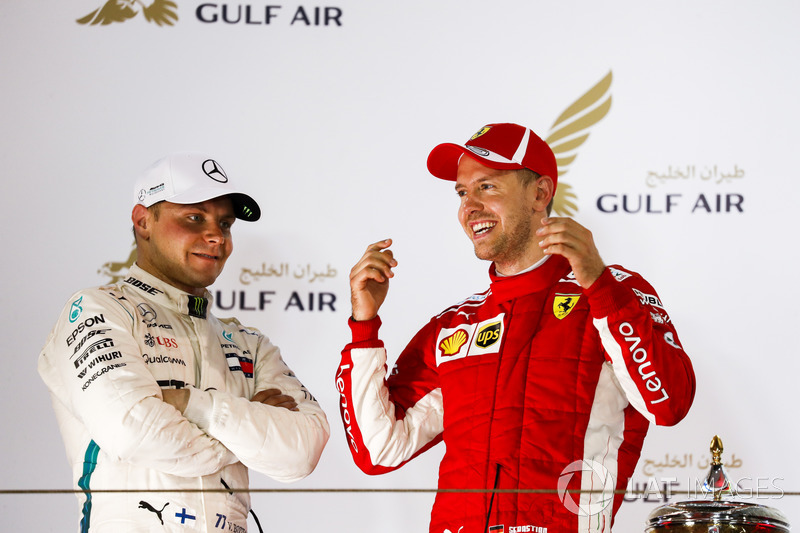 Valtteri Bottas, Mercedes AMG F1, 2° classificato, e Sebastian Vettel, Ferrari, 1° classificato, parlano sul podio