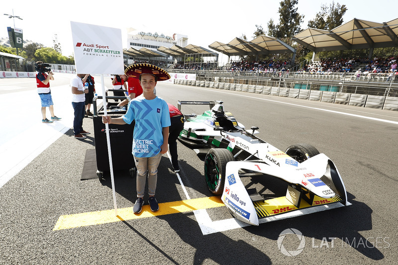 Niño de la parrilla con el auto Lucas di Grassi, Audi Sport ABT Schaeffler