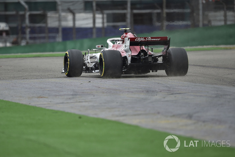 Charles Leclerc, Sauber C37 runs wide