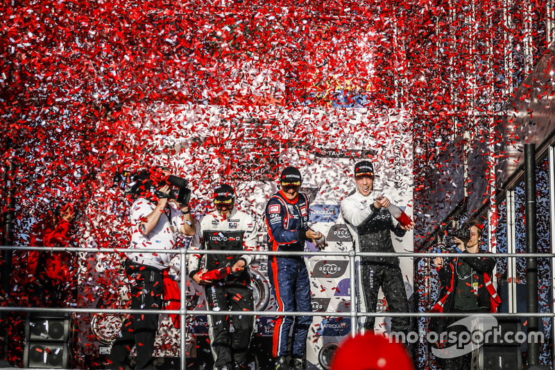 Podium: Le vainqueur Gabriele Tarquini, BRC Racing Team Hyundai i30 N TCR, le deuxième Yvan Muller, YMR Hyundai i30 N TCR, le troisième Thed Björk, YMR Hyundai i30 N TCR