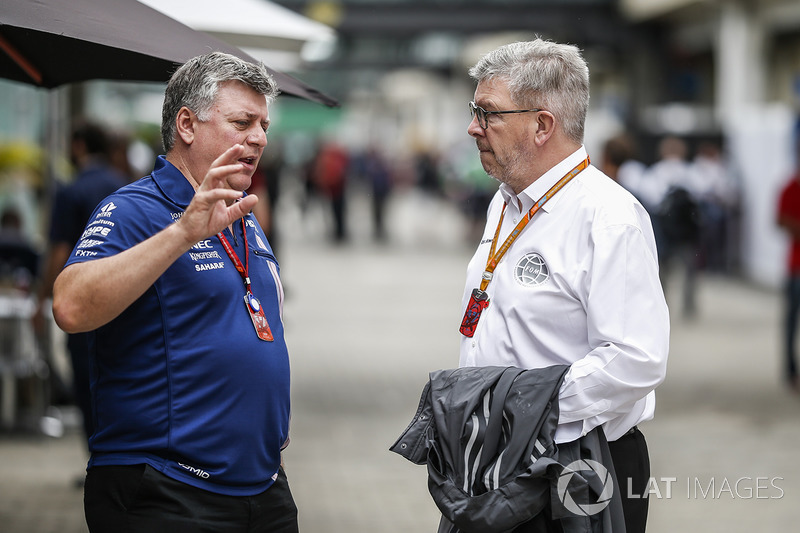 Otmar Szafnauer, Sahara Force India Formula One Team Chief Operating Officer and Ross Brawn, Formula