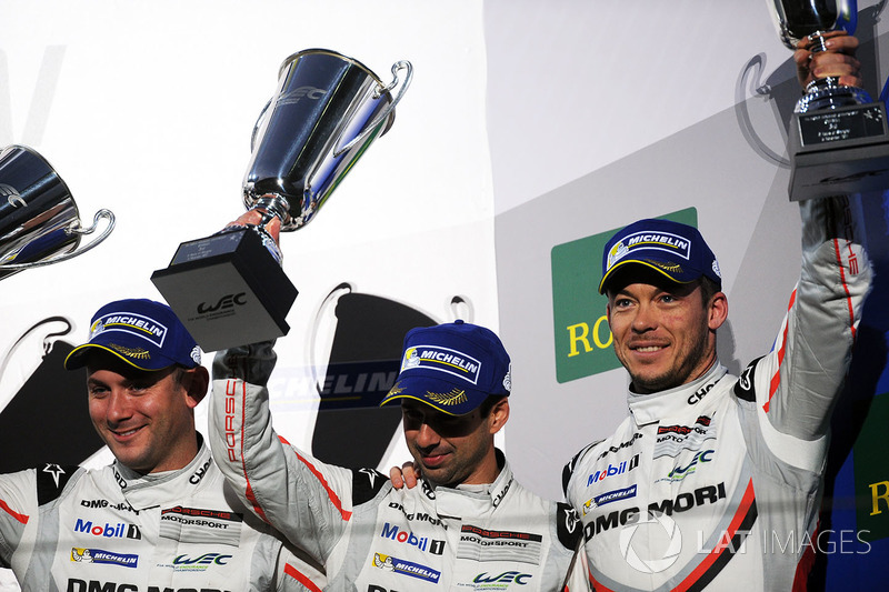 Podio: al terzo posto Neel Jani, Andre Lotterer, Nick Tandy, Porsche Team
