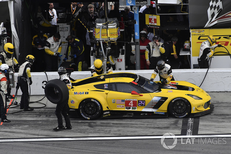 #4 Corvette Racing Chevrolet Corvette C7.R, GTLM: Oliver Gavin, Tommy Milner, Marcel Fassler pit stop