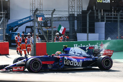 Pierre Gasly, Scuderia Toro Rosso STR12 stops on track in FP3