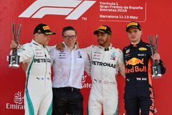 Bonnington, Mercedes AMG F1 Race Engineer, Valtteri Bottas, Mercedes-AMG F1, Lewis Hamilton, Mercedes-AMG F1 en Max Verstappen, Red Bull Racing vieren feest op het podium