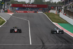 Kevin Magnussen, Haas F1 Team VF-18 and Lewis Hamilton, Mercedes-AMG F1 W09