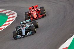 Lewis Hamilton, Mercedes AMG F1 W09, Sebastian Vettel, Ferrari SF71H