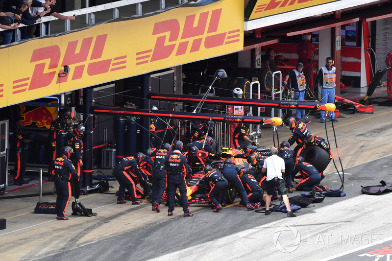 Max Verstappen, Red Bull Racing RB14, pit stop