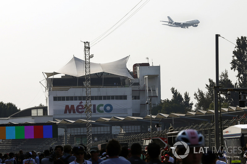 A low-flying Air France aircraft passes close to the circuit
