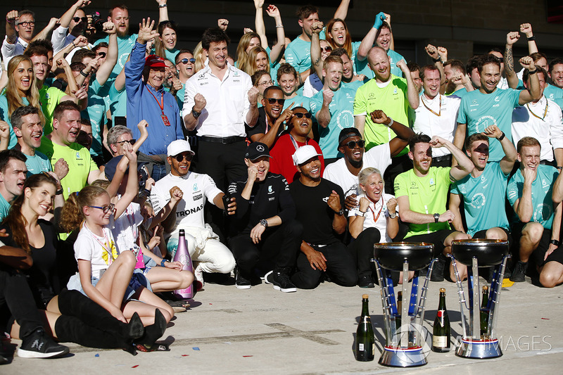 Lewis Hamilton, Mercedes AMG F1, Valtteri Bottas, Mercedes AMG F1, Nicholas Hamilton and Usain Bolt celebrate Constructors' Championship victory with the rest of the team
