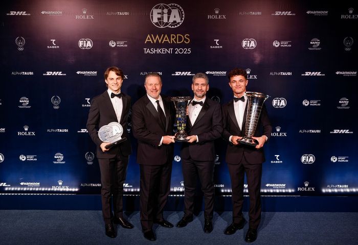 Lando Norris, McLaren, Oscar Piastri, McLaren, Andrea Stella, Director de Equipo de McLaren y Zak Brown, Director Ejecutivo de McLaren.