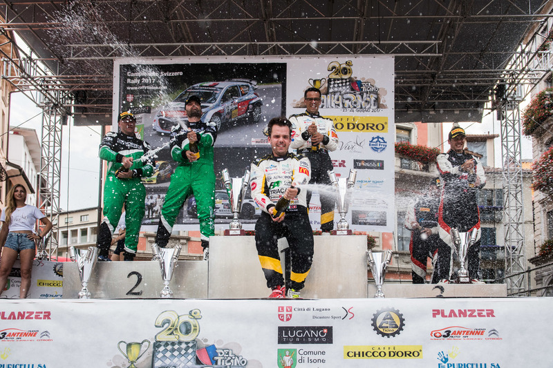 Kevin Gilardoni auf dem Podium, Rally Ronde del Ticino