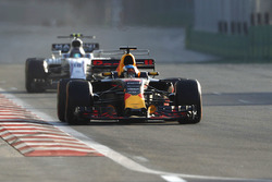 Даниэль Риккардо, Red Bull Racing RB13, и Лэнс Стролл, Williams FW40