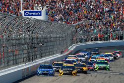 Martin Truex Jr., Furniture Row Racing Toyota, Jimmie Johnson, Hendrick Motorsports Chevrolet green flag start