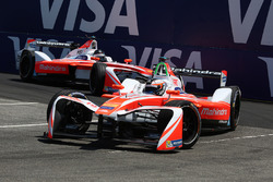 Felix Rosenqvist, Mahindra Racing, leidt Nick Heidfeld, Mahindra Racing