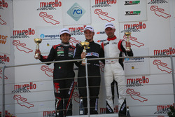 Podio TCR Gara 1: il vincitore Kevin Giacon; il secondo classificato Eric Scalvini, MM Motorsport; i