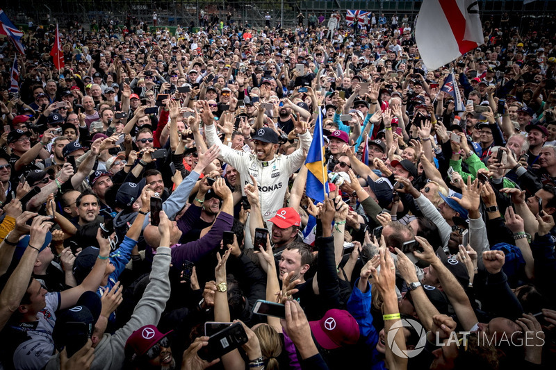 Race winner Lewis Hamilton, Mercedes AMG F1, celebrates victory with the fans