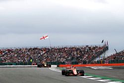 Stoffel Vandoorne, McLaren MCL32, Daniel Ricciardo, Red Bull Racing RB13