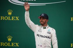 Ganador de la carrera Lewis Hamilton, Mercedes AMG F1 que se celebra en el podio