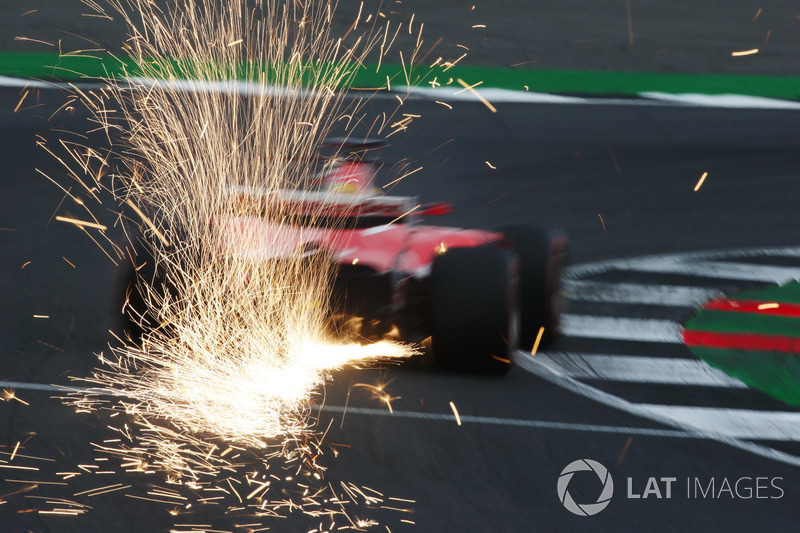 Las chispas vuelan desde el coche de Sebastian Vettel, Ferrari SF70H