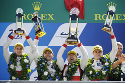 Podium : les deuxièmes, #38 DC Racing Oreca 07 Gibson: Ho-Pin Tung, Oliver Jarvis, Thomas Laurent, et le team manager David Cheng