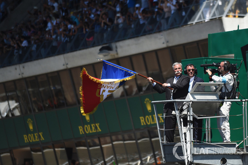 Chase Carey - CEO da Fórmula 1 - e seu marcante bigode foram os responsáveis por dar a largada da 85ª edição da prova.