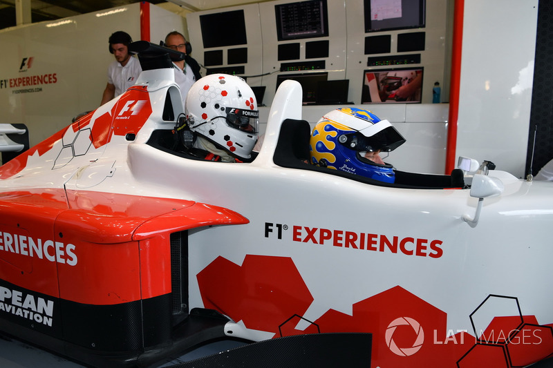 Дэвид Салинс, F1 Experiences, и журналист Джонатан Нобл