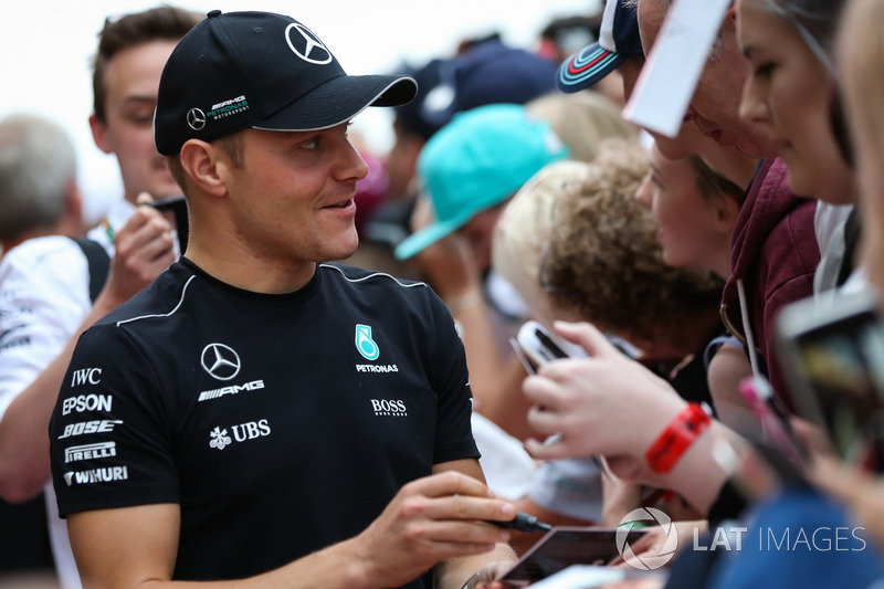 Valtteri Bottas, Mercedes AMG F1 meets the fans at the autograph session
