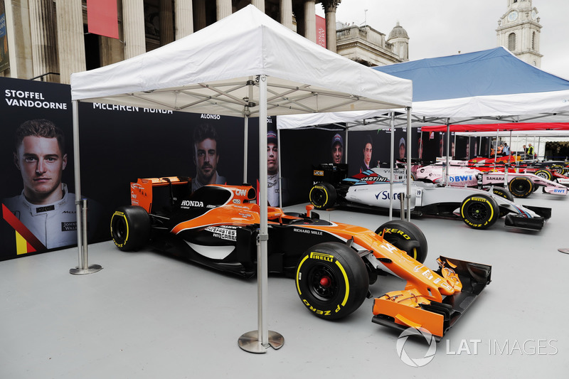 Los coches de McLaren, Williams y Force India Fórmula 1 en Trafalgar Square para la demostración en Londres