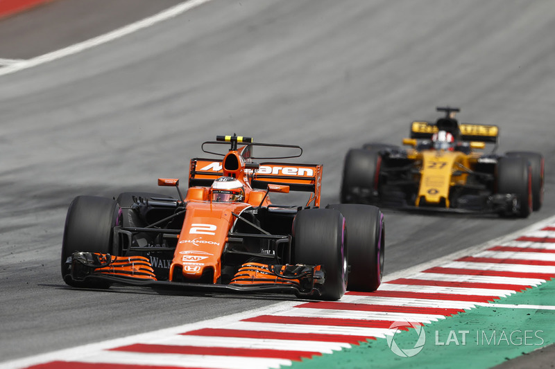 Stoffel Vandoorne, McLaren MCL32, Nico Hulkenberg, Renault Sport F1 Team RS17