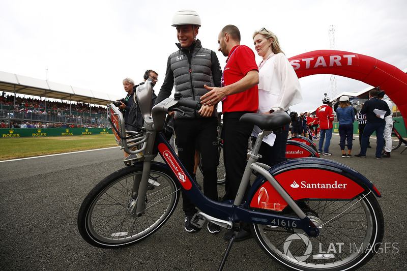 Stoffel Vandoorne, McLaren, está parado al lado de una bicicleta Santander