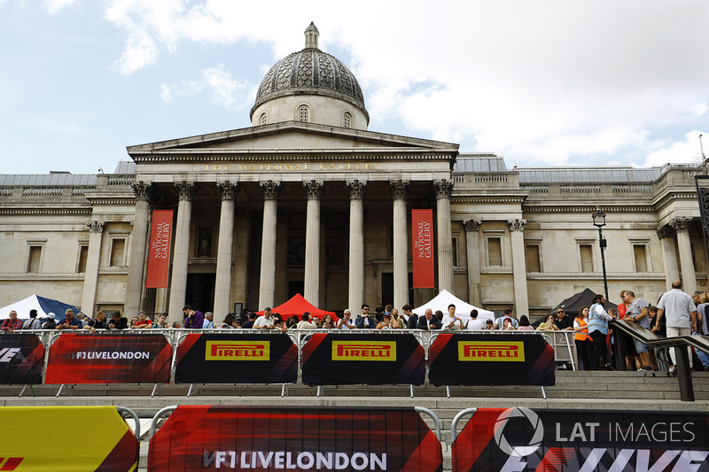 Fans y anuncios afera de National Gallery