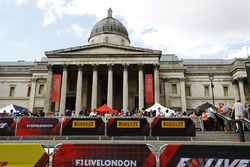 Fans y anuncios afera de National Gallery