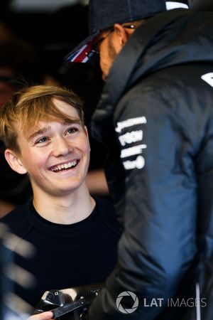 Lewis Hamilton, Mercedes AMG F1, discute avec Billy Monger