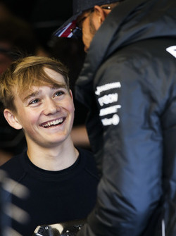 Lewis Hamilton, Mercedes AMG F1, discute avec Billy Monger