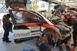 Meccanici Toyota a lavoro sulla Yaris WRC di Esapekka Lappi e Janne Ferm