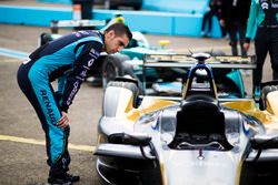 Sébastien Buemi, Renault e.Dams, bekijkt de auto van Jean-Eric Vergne, Techeetah.