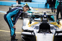 Sébastien Buemi, Renault e.Dams, inspects the car of Jean-Eric Vergne, Techeetah.