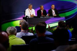 Ross Brawn, directeur de la compétition de la FOM, Chase Carey, directeur exécutif du Formula One groupe et Sean Bratches, directeur des opérations commerciales du Formula One Group