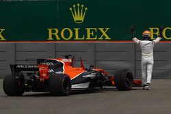 Fernando Alonso, McLaren stops on track in FP1 and waves