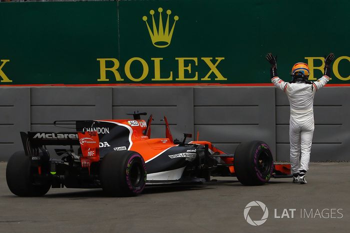 Fernando Alonso, McLaren detenido en la pista en la PL1
