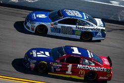 Dale Earnhardt Jr., Hendrick Motorsports Chevrolet and Jamie McMurray, Chip Ganassi Racing Chevrolet