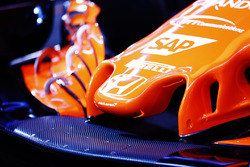 Nariz y el detalle de la insignia de Honda en el McLaren MCL32